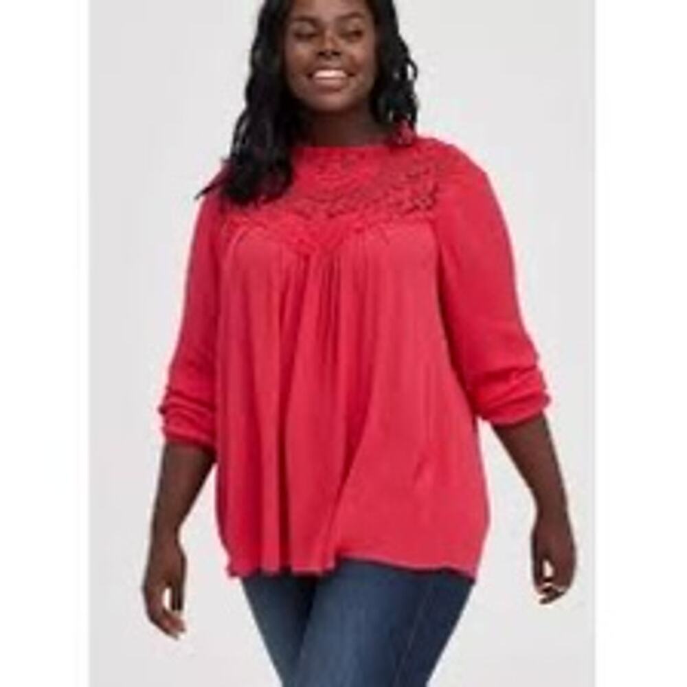 Torrid Lace Long Sleeve Crinkle Gauze Blouse in Red
Size 3